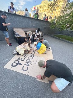 В Харькове на протестах против Сырского заметили самодельные плакаты из картона
