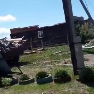 Мощный ураган снес крыши домов в курганском селе