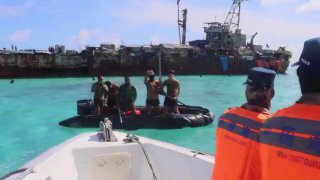 Морской бой между береговой охраной Китая и ВМС Филиппин: есть ранение