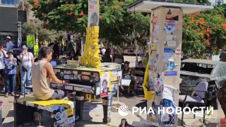 В Тель-Авиве установили макет подземного туннеля в память о заложниках сектора Газа.