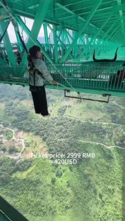 В Китае открыли банджи-джампинг с моста Huajiang Canyon Bridge высотой 625 метров.