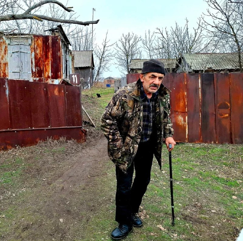 Пожилой сварщик, потерявший все, нуждается в помощи, чтобы не замерзнуть и не потерять надежду.