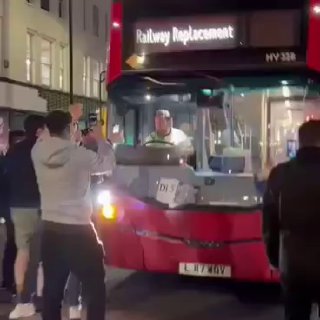 Водителя автобуса в Лондоне уволили за футболку «Ливерпуля» после победы «Челси».