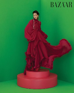 Южнокорейская модель Хлоя О снялась в яркой фотосессии для Harper’s Bazaar Korea.