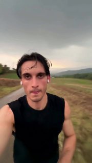 Итальянскому священнику запретили демонстрировать мускулы в соцсетях.