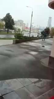 В Москве мужчина напал на школьников с бутылкой пива.