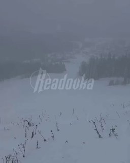 На алтайском курорте Шерегеш рабочие были вынуждены косить траву в снегу.