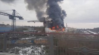 В Новосибирске загорелся торгово-производственный склад, к тушению привлечены более 70 человек.