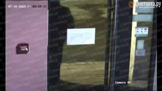 В Петербурге молодой человек разбил окно ювелирного магазина и повредил принтер.