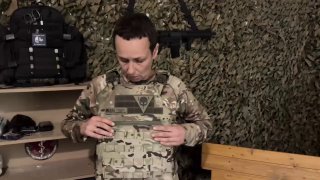 Юлия Чичерина получила новый бронежилет "Ярл" во время поездки на передовую.