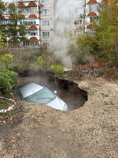 В Липецке автомобиль рухнул в землю из-за прорыва трубы.