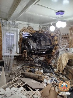 В Башкирии пьяный водитель врезался в жилой дом, пострадала пассажирка.