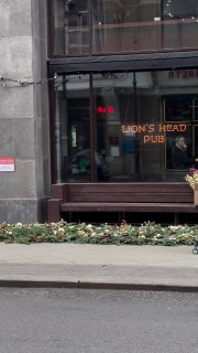 Московские рестораны выбирают между осенним и новогодним оформлением фасадов.