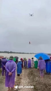 Спасение в затопленном Вьетнаме: мужчину вытащили дроном