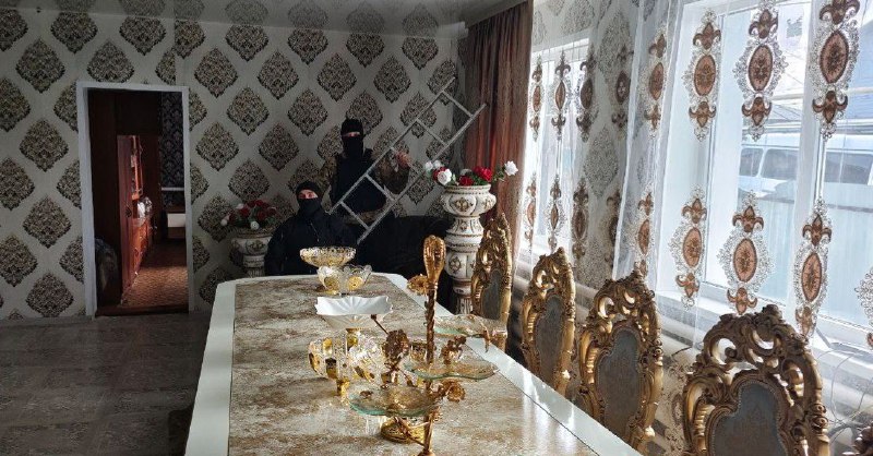 В сети появились кадры из закрытого сюжета о пагубности влияния цыганских романсов на дизайнеров-наркоторговцев