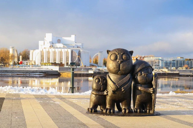 В Великом Новгороде установили скульптурную композицию с котами