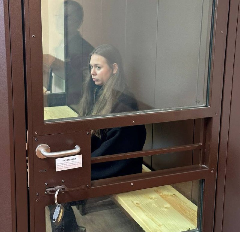 Стюардессе дали семь лет за угрозы танкисту и обещание угостить ВСУ