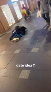 😅Самое романтическое свидание заметили на Невском проспекте