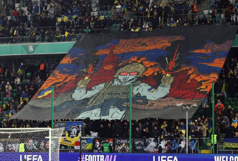 На матче Украина-Исландия вывесили баннер с горящим Кремлем