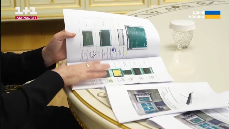 Зеленский показал Трампу распечатки о чипах в российских ракетах