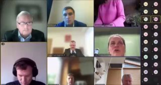 Сотрудница Минсельхоза Литвы случайно включила видеозвонок в бигуди