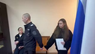 Стюардессу приговорили к семи годам за сообщение о действиях ВС РФ