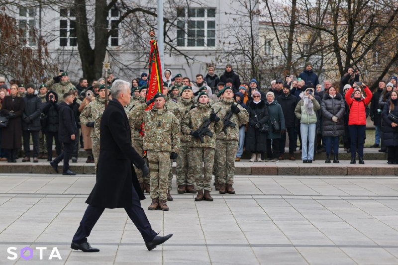 В Вильнюсе отметили День литовской армии и повесили плакат FCK PTN