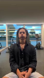 Молодой человек исправил асимметрию лица с помощью упражнений