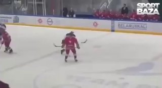 Лукашенко сбили с ног на льду во время хоккейного матча