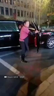 Пожилая посудомойка на Bentley: история из Чэнду