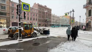 В Петербурге убирают снег, ожидается новый снегопад