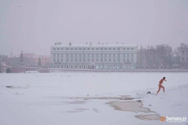 Петербургские смельчаки искупались в проруби на Рождество