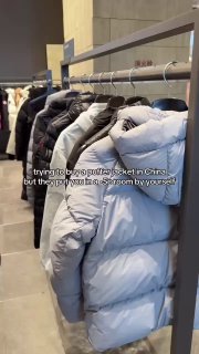 Китайские магазины одежды тестируют зимние куртки в снежных комнатах