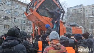 В Петербурге активисты пытаются остановить снос здания