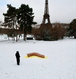 Художник Иван Волков повторил перформанс с фекалиями из снега в Париже