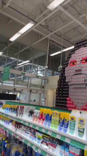 Статуи из Coca-Cola появились в американском супермаркете