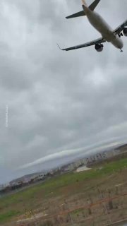 Сильный ветер в Стамбуле: самолет не смог приземлиться, затоплены лодки