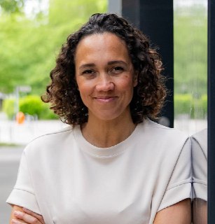 Генсек немецкой партии поспорила, что побреется налысо в случае провала на выборах