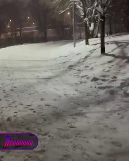 Подмосковный Дед Мороз почти голышом бегает по городу — закаляется