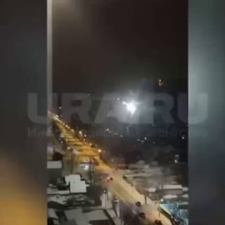 Мотоциклист запускал салют в Екатеринбурге во время движения