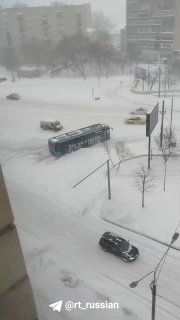 В Москве электробус застрял на подъеме