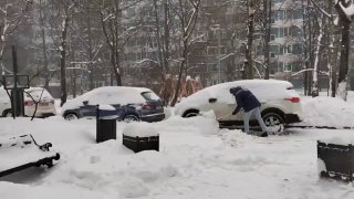 Снегопад в Москве: жители сами убирают снег