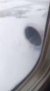 Самолет застрял в сугробе в Домодедово