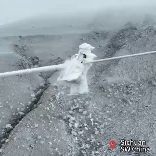 Китай использует роботов для очистки линий электропередач от льда в горах