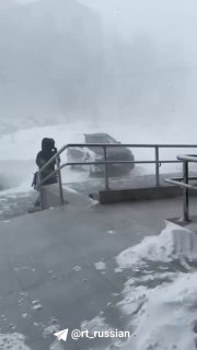 Снежная буря парализовала движение во Владивостоке