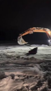 Жители Тверской области катались на тюбингах, привязанных к экскаватору