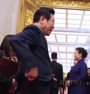 Ли Чжэ Мен сделал селфи с Си Цзиньпином и поблагодарил за телефон