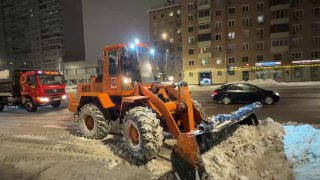 Россия: Коммунальные службы борются с последствиями снегопадов