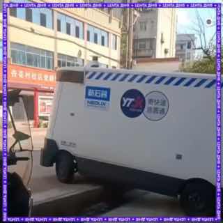 Китайский робот-доставщик не боится препятствий