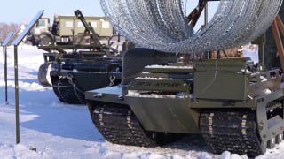 Военные отрабатывают управление роботами на полигонах